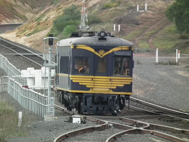 58RM shunting to the turntable at Bacchus Marsh. 9 Apr 2011.