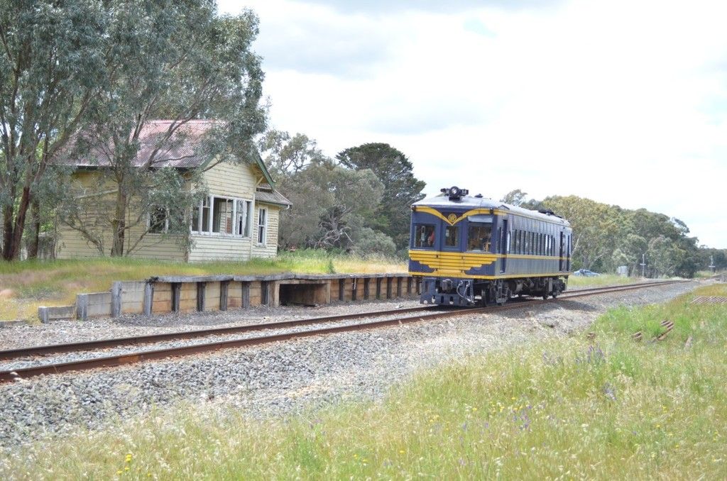 58RM passing closed Buangor station. Photo: Ken Coram