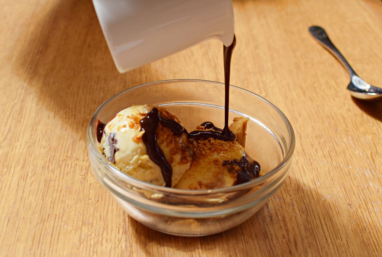 Credit crunch ice cream with honeycomb pieces and chocolate sauce at Hix Tramshed | The LDN Diaries