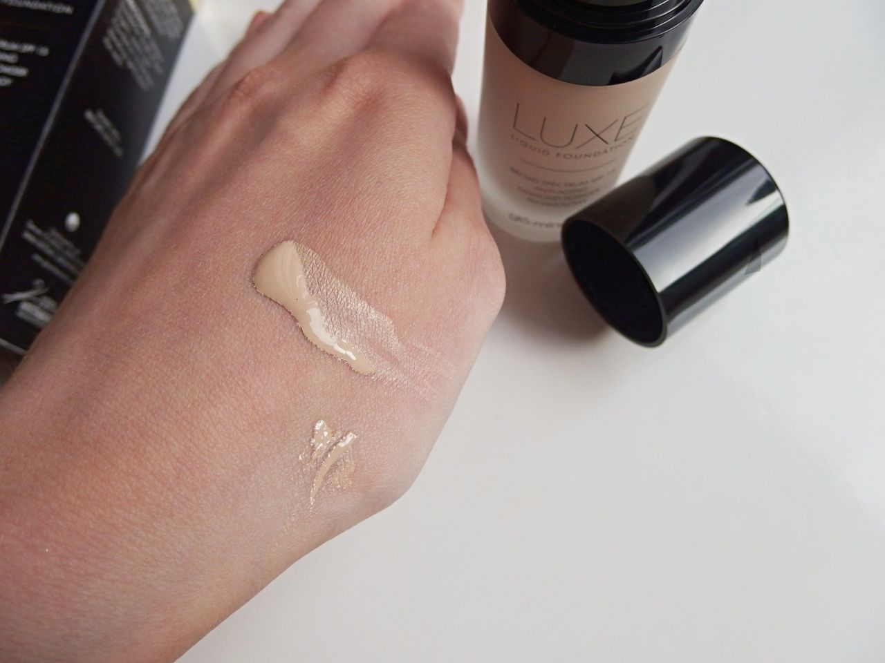 Glominerals Luxe Liquid Foundation Porcelain Review