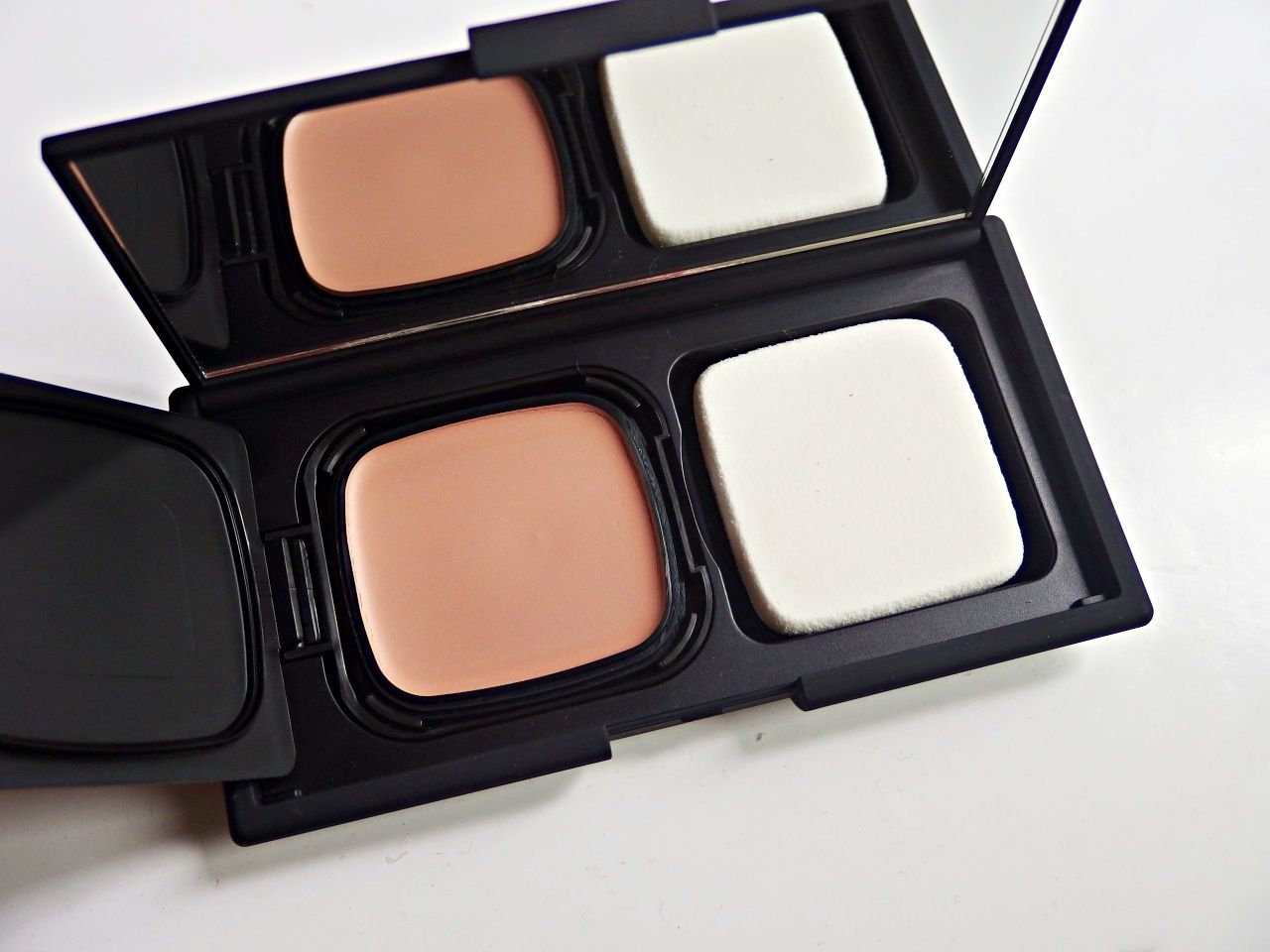 NARS Radiant Compact Foundation Mont Blanc 02